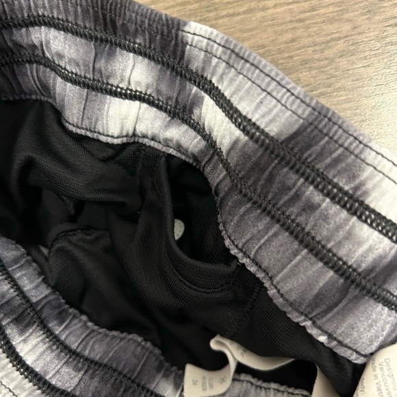 Lululemon Seek The Heat Shorts, size 6 - Picture 7 of 7